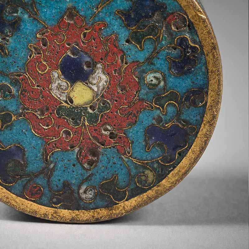 A rare small round box with lotus and floral scrolls on a turquoise ground - 2