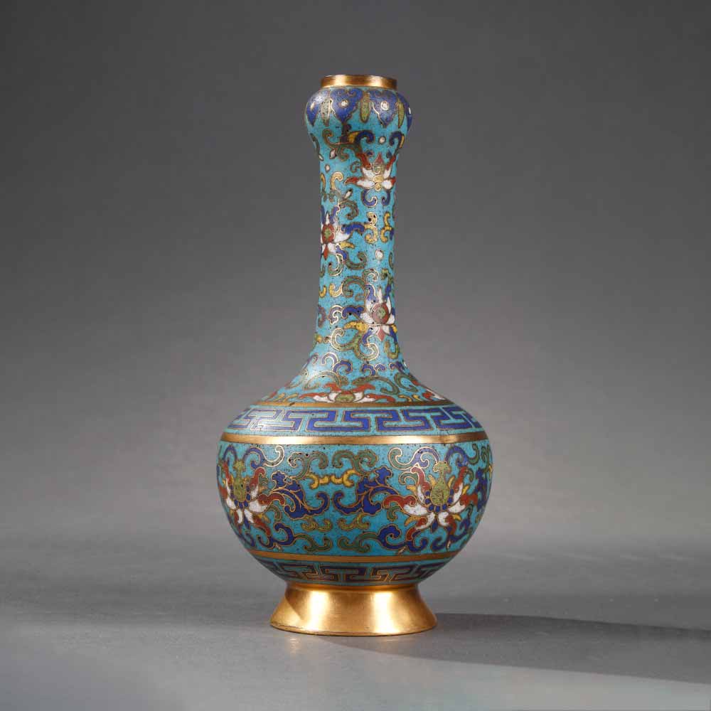 A suantou bottle vase decorated with floral scrolls - 1
