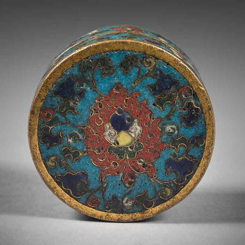 Petite boîte ronde à décor de lotus et rinceaux sur fond turquoise - 1