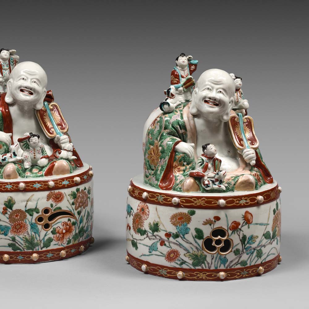 Paire de figures de Putai assis sur des tambours en porcelaine à décor Imari - 2