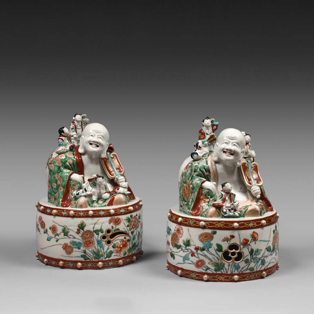 Paire de figures de Putai assis sur des tambours en porcelaine à décor Imari - 1
