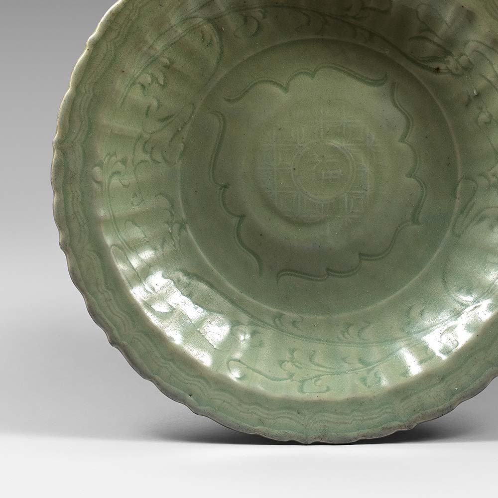 A polylobed Longquan celadon dish with underglaze incised patterns - 2
