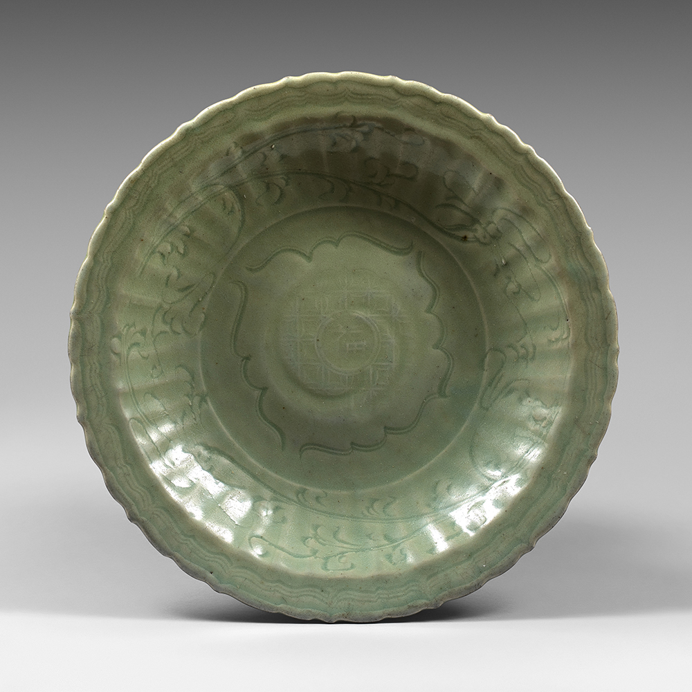A polylobed Longquan celadon dish with underglaze incised patterns - 1