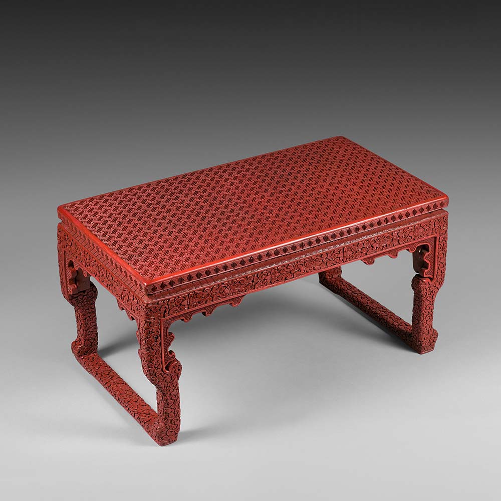 Petite table de lettré en laque rouge sculptée - 1