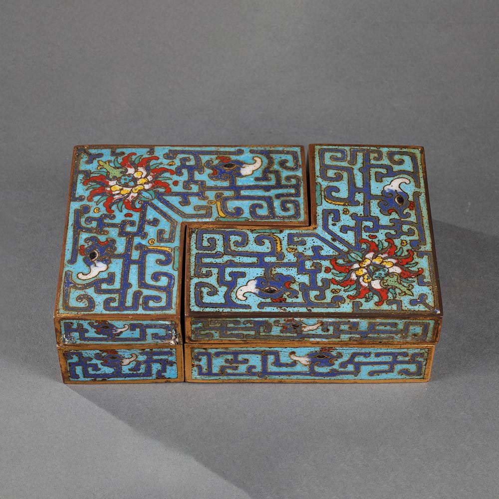 A pair of “L” shape cloisonné enamels boxes with archaistic design - 1