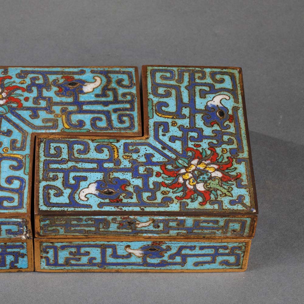 A pair of “L” shape cloisonné enamels boxes with archaistic design - 2