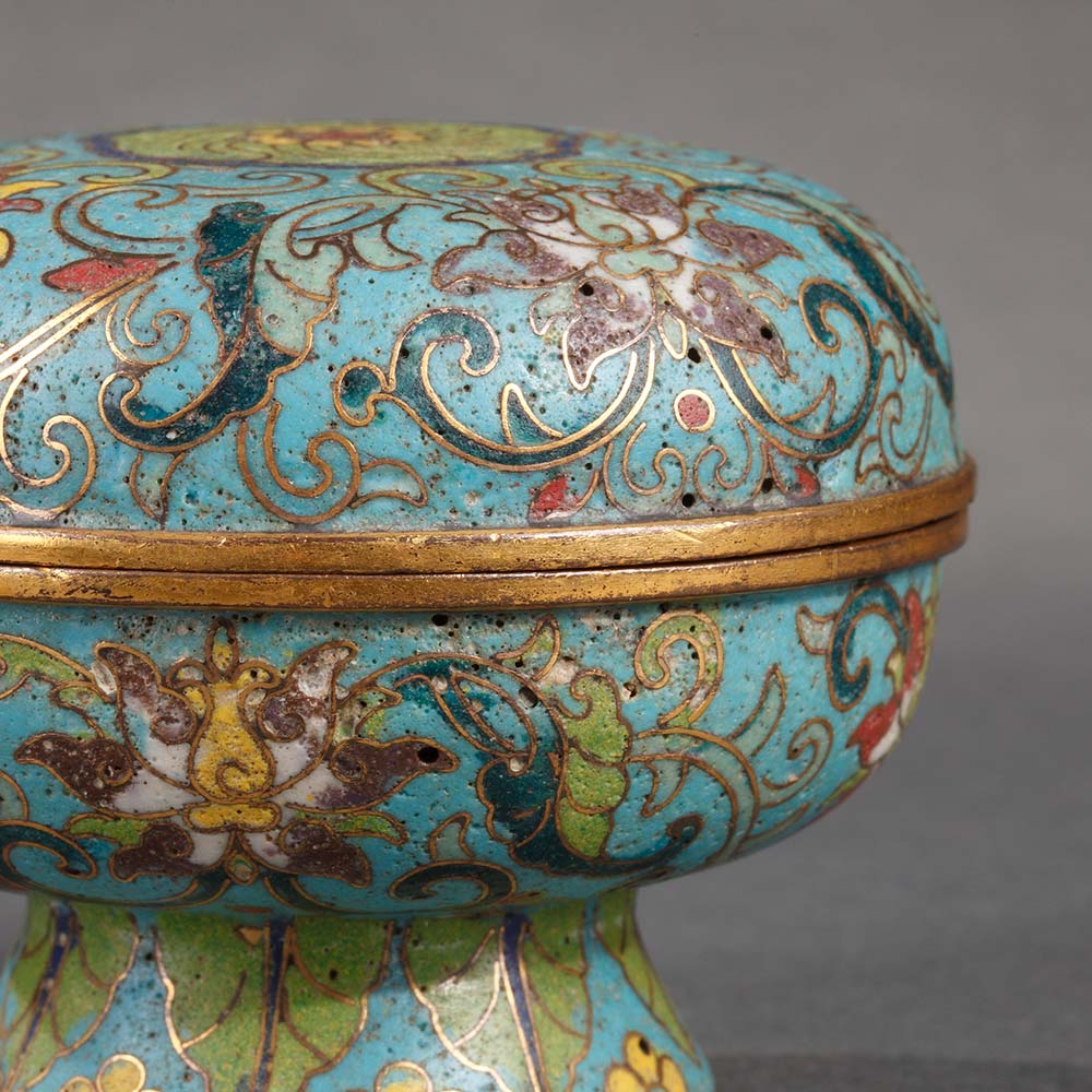 A box with a small pedestal decorated with lotus scrolls - 2