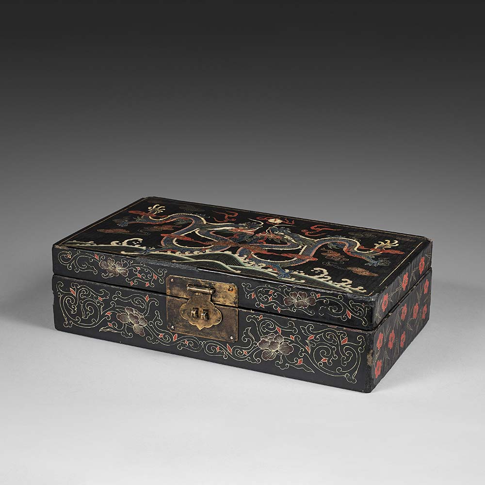 An imperial lacquered box decorated with two dragons chasing the sacred pearl - 1