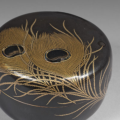 Small round black lacquered box with maki-e peacock feathers and mother-of-pearl inlays - 2