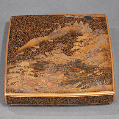 A gold lacquer “suzuribako” writing box decorated with a landscape under moonlight - 1