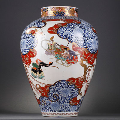 Important vase balustre à en porcelaine Imari à décor de personnages - 1