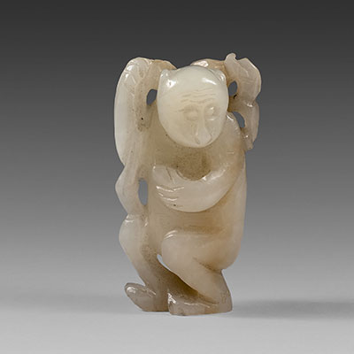 A « monkey with peaches » celadon jade figure - 2