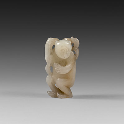 Figure de singe en jade céladon sculpté - 1