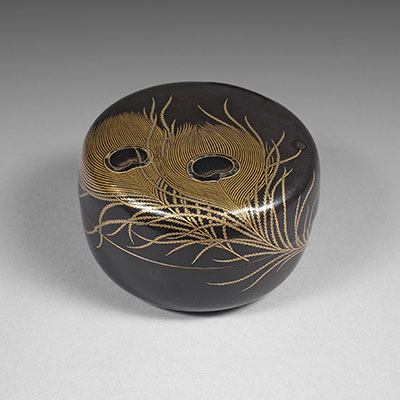 Small round black lacquered box with maki-e peacock feathers and mother-of-pearl inlays - 1