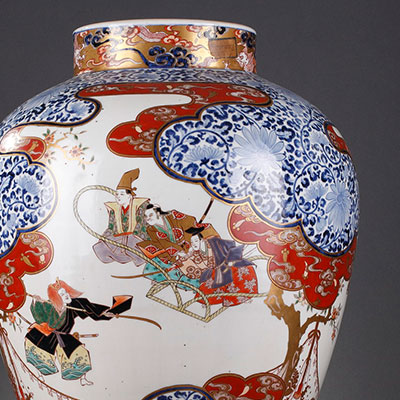 Important vase balustre à en porcelaine Imari à décor de personnages - 2