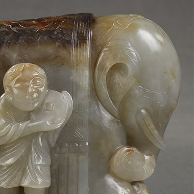 Un groupe en jade céladon à veines rouille représentant un éléphant et un enfant - 2