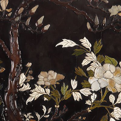 A rare inlaid lacquer panel depicting a blooming magnolia tree - 2