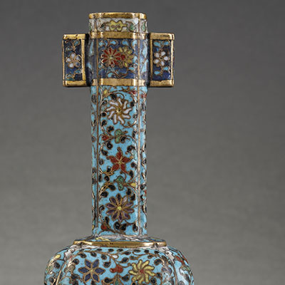 Vase-flèche (touhu) à décor de fleurettes et rinceaux sur fond turquoise - 2