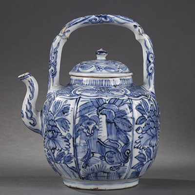 A kraak porcelaine wine pot decorated with a Buddhist lion - 1