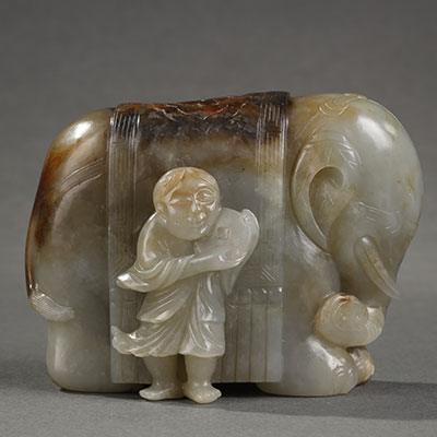 Un groupe en jade céladon à veines rouille représentant un éléphant et un enfant - 1