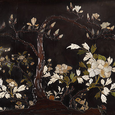 A rare inlaid lacquer panel depicting a blooming magnolia tree - 1