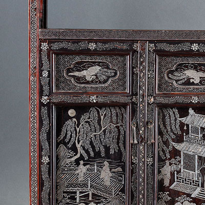 A « scholars in a garden » mother-of-pearl inlaid lacquer cabinet - 2