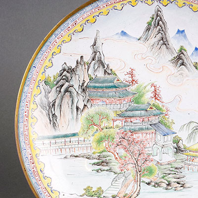 Plat émaillé à décor de paysage marque et époque Qianlong - 2