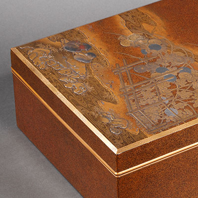 Boîte à documents (<em>ryoshibako</em>) en laque d’or <em>maki-e</em> à décor de canards mandarins et chrysanthèmes - 2