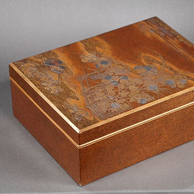 Boîte à documents (<em>ryoshibako</em>) en laque d’or <em>maki-e</em> à décor de canards mandarins et chrysanthèmes - 1