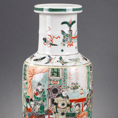 Vase rouleau en porcelaine de famille verte décoré de personnages dans un intérieur - 1