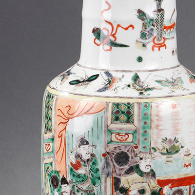 Vase rouleau en porcelaine de famille verte décoré de personnages dans un intérieur - 2