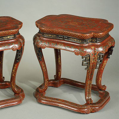 Pair of imperial quadrilobed stands in red lacquered wood imitating faux marble - 1