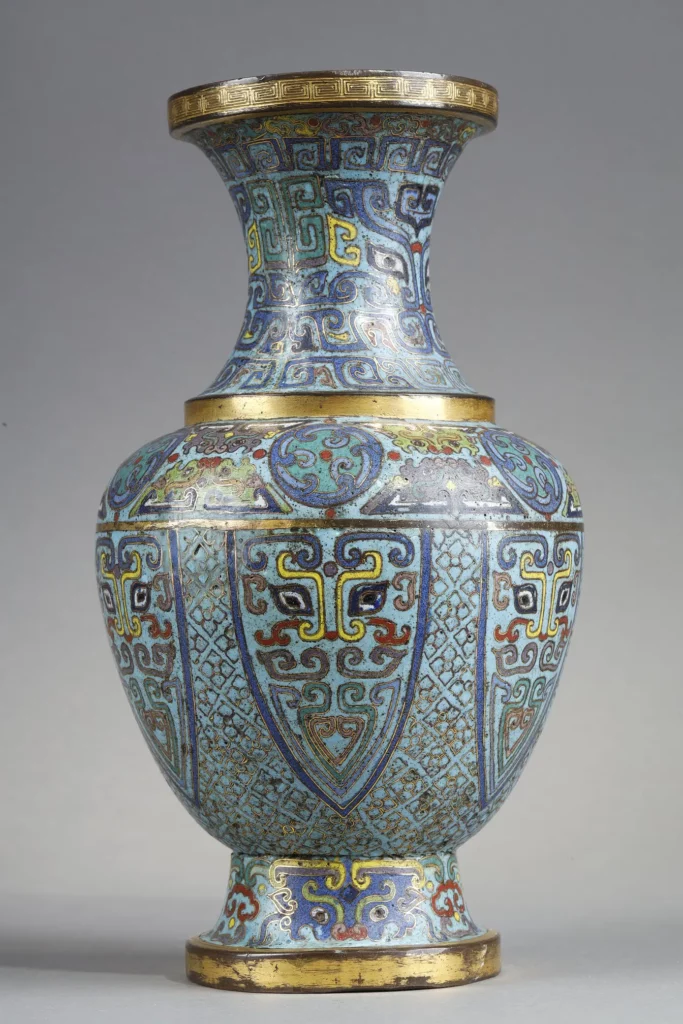 Photo d'un petit vase balustre en émail cloisonné à motif archaïsant de taotie