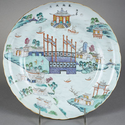 Porcelain plate in Famille Rose enamels decorated with a landscape - 1