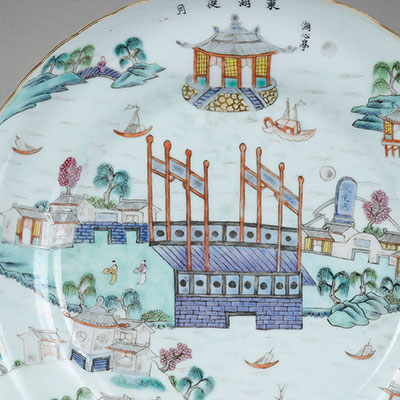 Porcelain plate in Famille Rose enamels decorated with a landscape - 2