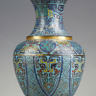 Vase impérial balustre en émaux cloisonnés au décor archaïsant marqué Jingtai - 2