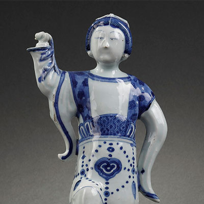 Verseuse en porcelaine bleu et blanc en forme de danseuse - 2