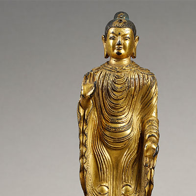 Bouddha en Bronze doré de type Udayana, représenté debout - 2