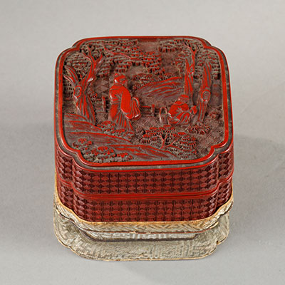 Boite en laque cinabre de Pékin, sculptée et son socle en tissu - 1