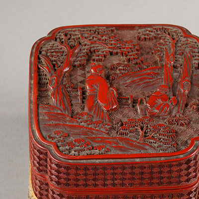 Boite en laque cinabre de Pékin, sculptée et son socle en tissu - 2