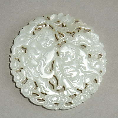 White nephrite jade pendant with openwork decoration depicting the Hehe twins - 1