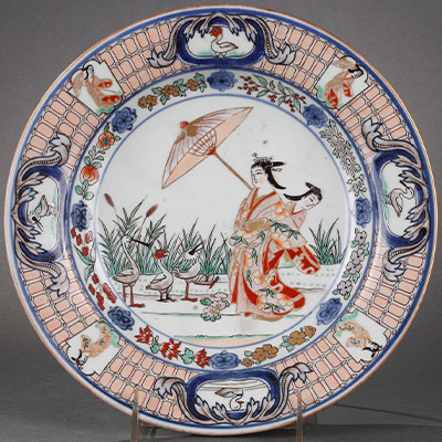 有田窑烧制的伊万里瓷盘，饰有“撑伞女子”图案。 - 1
