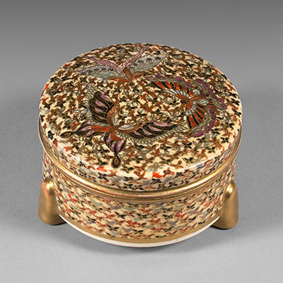 萨摩瓷小三足盒，饰有蝴蝶图案 - 1