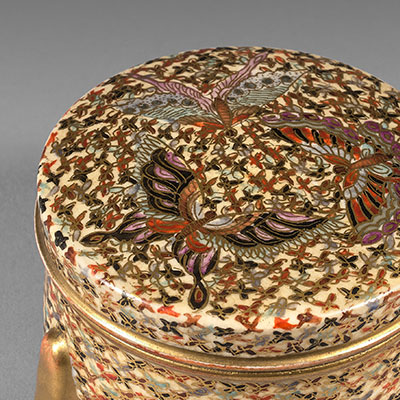 萨摩瓷小三足盒，饰有蝴蝶图案 - 2