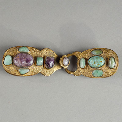 镌刻并镀金的青铜腰带扣，镶嵌宝石。 - 1