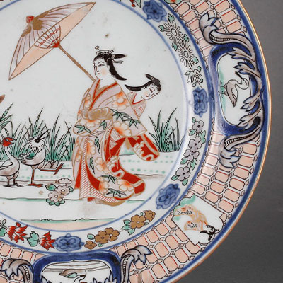 有田窑烧制的伊万里瓷盘，饰有“撑伞女子”图案。 - 2