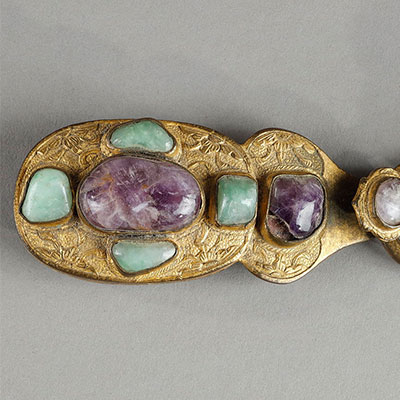 镌刻并镀金的青铜腰带扣，镶嵌宝石。 - 2