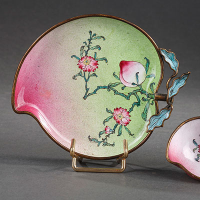 彩绘珐琅杯及其桃形雪葩，这是广州献给皇室的贡品。 - 1