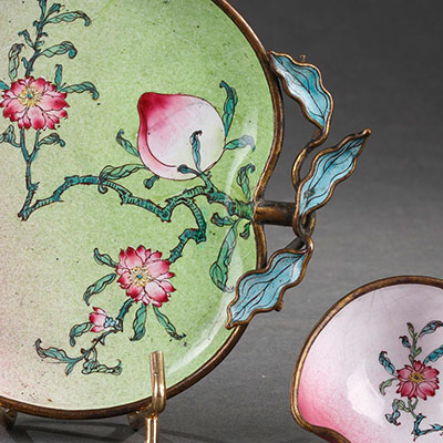 彩绘珐琅杯及其桃形雪葩，这是广州献给皇室的贡品。 - 2