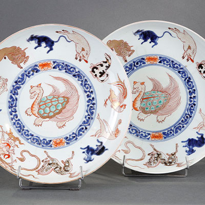 一对饰有十二生肖图案的伊万里瓷盘 - 1